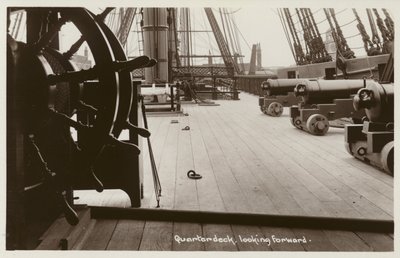 Quarterdeck of HMS Victory, olhando para a frente (foto a p/b) de (after) English photographer