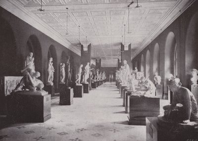 Sculpture Hall, Victoria and Albert Museum (foto a p/b) de (after) English photographer