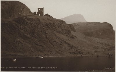 Capela de Santo António e Sede de Artur, Edimburgo (foto a p/b) de (after) English photographer