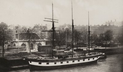 O Navio Amigo, Charing Cross Pier (foto a p/b) de (after) English photographer
