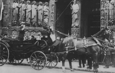 Alfonso XIII em Notre-Dame (foto a p/b) de (after) French Photographer