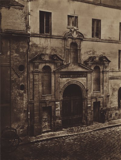 Entrada do Hospice des Menages na rue de Sevres em 1868 (foto a p/b) de (after) French Photographer