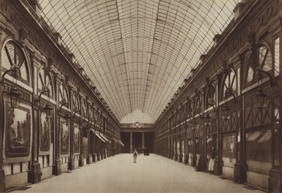 A Galeria Orleans no Palais-Royal (foto a p/b) de (after) French Photographer