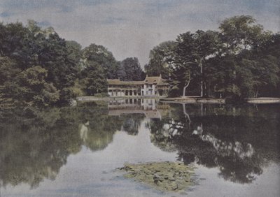 O Petit Trianon, Vista do Hamlet e do Lago (foto colorida) de (after) French Photographer