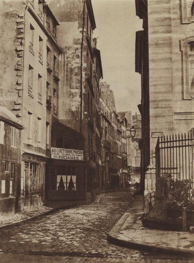 Rue Saint-Christophe em 1865, tirada da rue de la Cite (foto a p/b) de (after) French Photographer