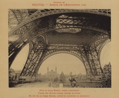 Debaixo da Torre Eiffel, antes da montagem (foto a p/b) de (after) French Photographer