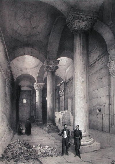 Interior da Golden Gate em Jerusalém, ilustração de "Souvenirs de Jerusalem" de Contre-Amiral Paris, gravada por Hubert Clerget (1818-99) e Jules Gaildrau (1816-98) (cor litho) de (after) Paris