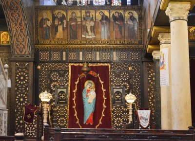 Interior da Igreja Suspensa no Cairo Antigo, igreja histórica copta ortodoxa com ícones e iconóstase em madeira de Albert Mansour