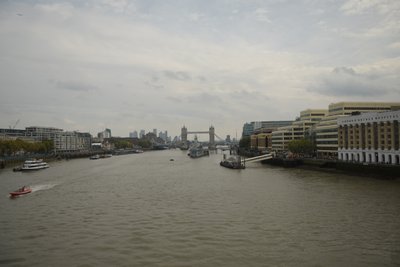 A Ponte de Londres sobre o rio Tamisa, no coração de Londres de Albert Mansour