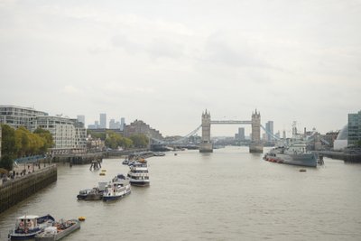 A Ponte de Londres sobre o rio Tamisa, no coração de Londres de Albert Mansour