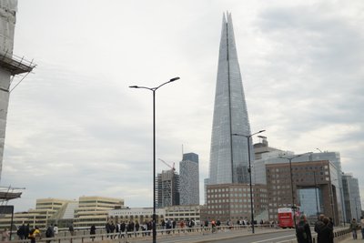 A Ponte de Londres sobre o rio Tamisa, no coração de Londres de Albert Mansour