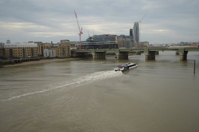 A Ponte de Londres sobre o rio Tamisa, no coração de Londres de Albert Mansour