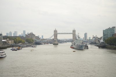 A Ponte de Londres sobre o rio Tamisa, no coração de Londres de Albert Mansour