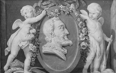 Busto de Henrique IV em medalhão oval com fundo azul sustentado por dois cupidos, séc. XVIII. de 18th century . French Painter