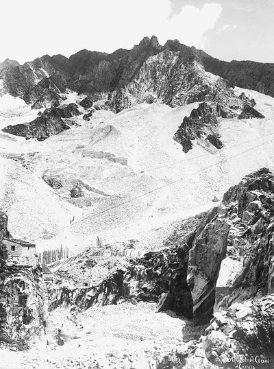 Uma pedreira de mármore nos Alpes Apuanos, na Toscana (foto a p/b) de A. Corsini