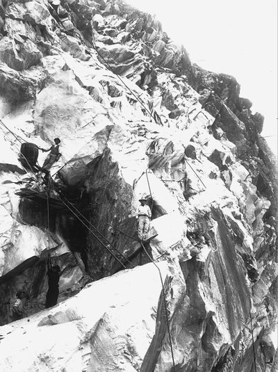Exavers a trabalhar numa pedreira da empresa "Fabbricotti" em Lorano, nos Alpes Apuanos (foto a p/b) de A. Corsini