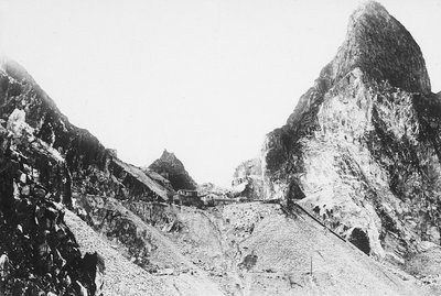Pedreira de mármore nos Alpes Apuanos, Toscana (foto a p/b) de A. Corsini