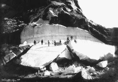 Vários homens em visita às pedreiras "Fabbricotti em Gioja", nos Alpes Apuanos, na Toscana (foto a p/b) de A. Corsini