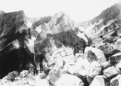Algumas escavadoras nos Alpes Apuanos participam na "lizzatura" (cânhamo) do mármore, ou seja, no transporte para o vale de vários blocos presos com cordas de cânhamo (lizza), por meio de um trenó feito de tábuas de faia ou carvalho (foto a p/b) de A. Corsini