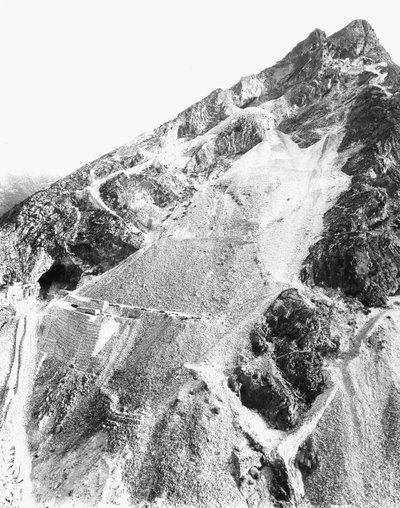 As falésias de uma pedreira de mármore, nos Alpes Apuanos (foto a p/b) de A. Corsini