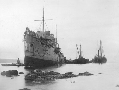 HMS Flora Run Aground em 1903 (foto a p/b) de A. Edward Jones and Co.