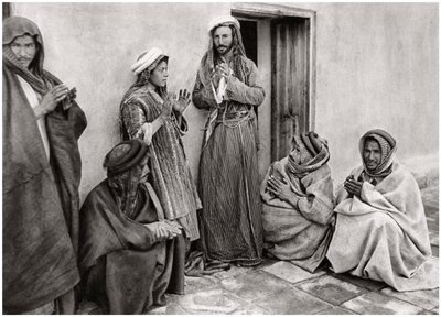 Um mulá ensinando uma oração a um jovem, Iraque, 1925. de A. Kerim