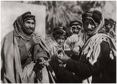 Um sheik apreciando o famoso café árabe, Iraque, 1925 de A. Kerim
