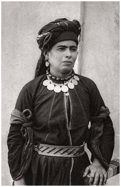 Senhora curda em sua melhor fantasia, Iraque, 1925 de A. Kerim
