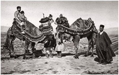 Peregrinos com seus camelos a caminho de Karbala, Iraque, 1925 de A. Kerim