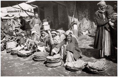 Suq El Khubur, um mercado de pão nativo, Bagdá, Iraque, 1925. de A. Kerim