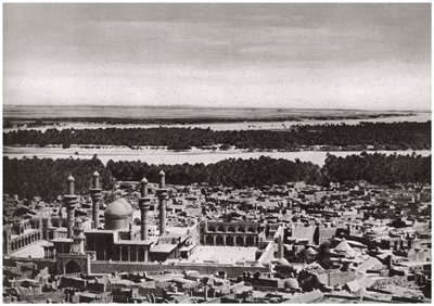 O Kadhimiya, a cidade sagrada perto de Bagdá, de um avião, Iraque, 1925 de A. Kerim