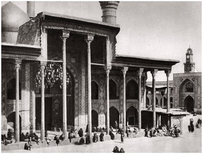 O portão de entrada da Mesquita Kadimain que leva ao túmulo do Imam Moosa Al Kadim, 1925 de A. Kerim