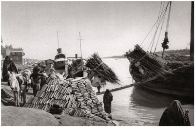 Descarregando carga de um barco, Muhaila, Bagdá, Iraque, 1925. de A. Kerim