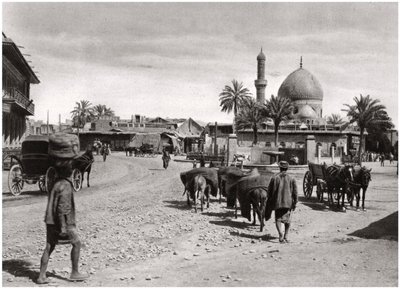 Vista de uma rua do portão norte, Bagdá, Iraque, 1925. de A. Kerim