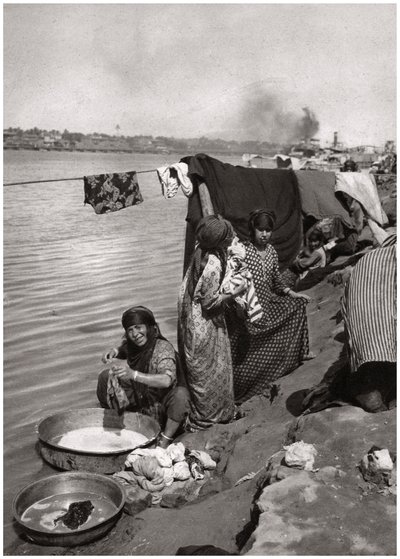 Lavadeiras nas margens do Tigre, Bagdá, Iraque, 1925 de A. Kerim