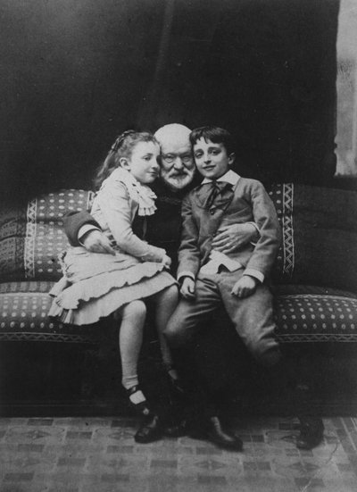 Victor Hugo (1802-85) e seus netos Georges e Jeanne, 1881 de A. Melandri