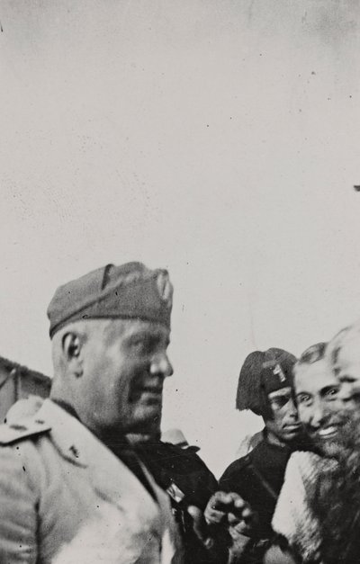 Álbum " Duce ": Benito Mussolini durante uma visita oficial na Sicília (foto a p/b) de A. Scarlata