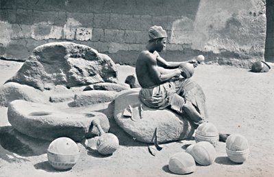 Um homem iorubá gravando tigelas de argila e jarros de água, interior de Lagos, sul da Nigéria, 1912 de A. W. Gelston