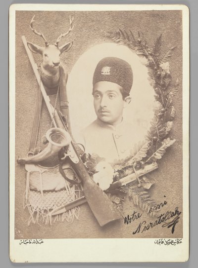 Retrato real oficial do príncipe Nosratollah, 1899 (foto de albúra de prata) de Abdullah Qajar