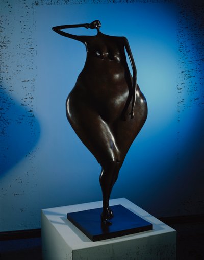 Esperando em pose (bronze com pátina marrom) de Abigail Varela