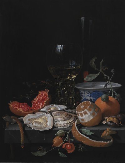 Ostras, frutas e um copo de vinho em uma mesa de pedra de Abraham Mignon