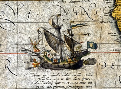 O barco "Victoria" de Magalhães que percorreu o Oceano Pacífico representado no atlas holandês de Abrahm Ortelius (1580). de Abraham Ortelius