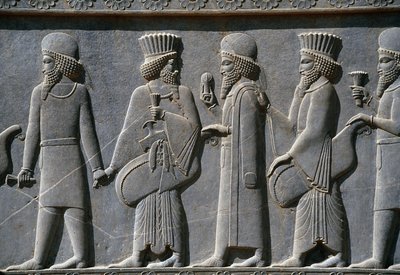 Detalhe de um friso processional no lado leste do Palácio Apadana, Persepolis, Irã, c.518-465 a.C. (pedra cinza) de Achaemenid