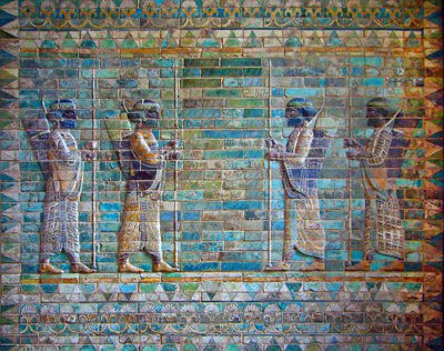 Detalhe do friso dos arqueiros, Palácio de Dario I, Susa, Irão, c.510 a.C. (tijolo vidrado) de Achaemenid