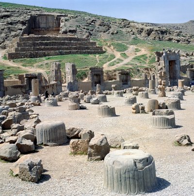Cem Coluna Hall com o túmulo de Artaxerxes II ou Artaxerxes III em segundo plano de Achaemenid