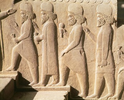 Relevo retratando guardas medianos das escadas do Triplyon Hall, período aquemênico, século VI aC aC (calcário) de Achaemenid