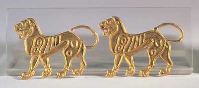 Duas seqüências de leões que foram costuradas em vestes cerimoniais, de Hamadan, séculos X.5-IV aC (ouro) de Achaemenid