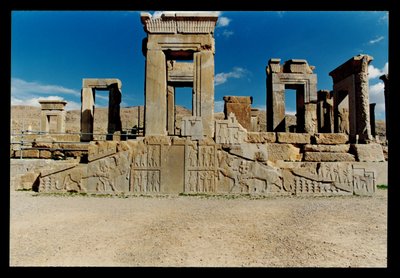 Fachada oeste do Tachara (palácio particular de Dario), construída c.485 aC e a escadaria acrescentada por Artaxerxes III em c.360-50 aC de Achaemenid