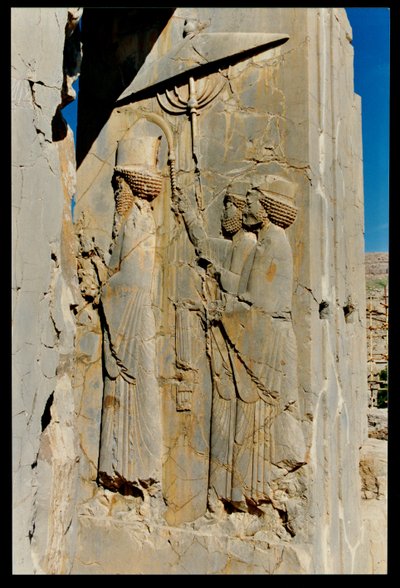 Xerxes (c.519-465 aC) e seus assistentes entrando ou saindo do palácio, alívio do Hadish (palácio particular de Xerxes), c.480-70 aC de Achaemenid