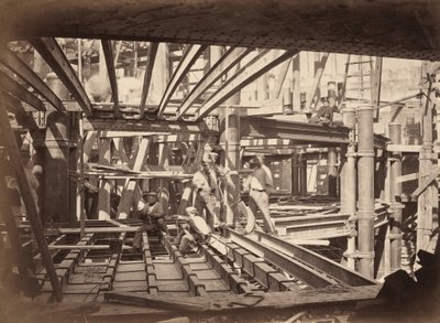 Trabalhadores nas vigas do auditório, Nova Ópera de Paris, c. 1867 (foto) de Achille Delmaet
